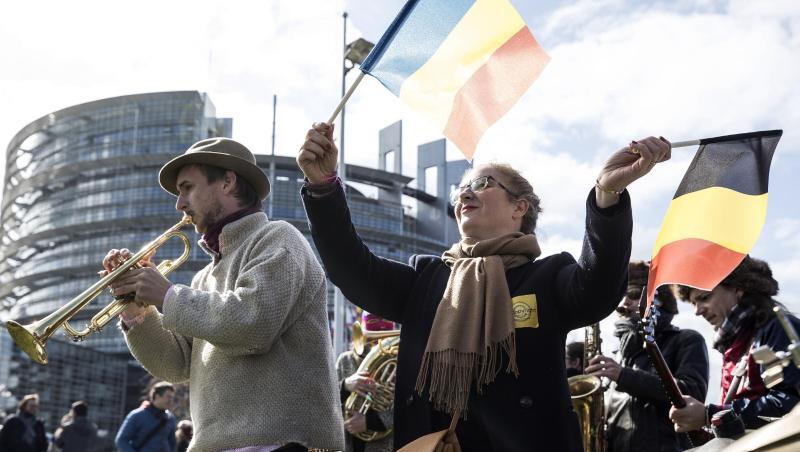 Protest bis zur letzten Minute: Demonstranten werben vor dem Europäischen Parlament für die Ablehnung des reformierten EU-Urheberrechts. Protest bis zur letzten Minute: Demonstranten werben vor dem Europäischen Parlament für die Ablehnung des reformierten EU-Urheberrechts.