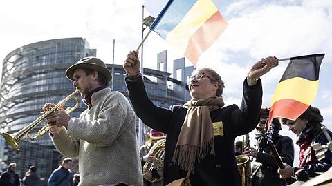 Protest bis zur letzten Minute: Demonstranten werben vor dem Europäischen Parlament für die Ablehnung des reformierten EU-Urheberrechts.