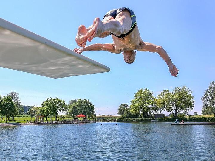 Kopfüber ins kühle Nass: Bei Temperaturen von über 30 Grad suchen viele Abkühlung in Badeseen oder Schwimmbädern.