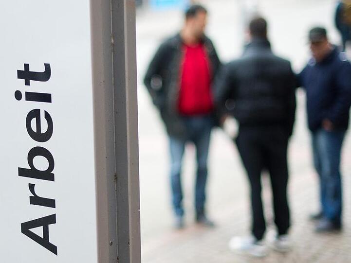 Die Nachfrage nach neuen Mitarbeitern bewegt sich laut der Bundesagentur für Arbeit auf hohem Niveau, gibt aber weiter nach.