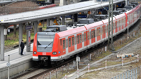 Eine S-Bahn der Linie S2 musste kurz vor dem Bahnhof in Riem eine Schnellbremsung einleiten. (Symbolbild)