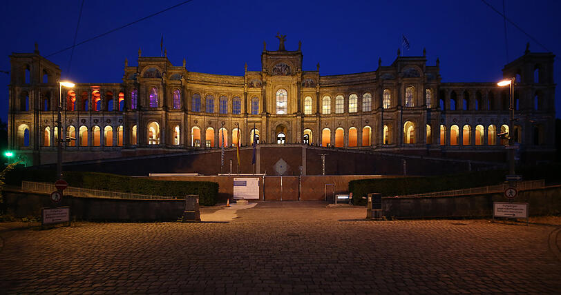 Städtebaulich perfekt platziert und zur blauen Stunde stimmungsvoll illuminiert: das Maximilianeum hoch über dem Isarufer.