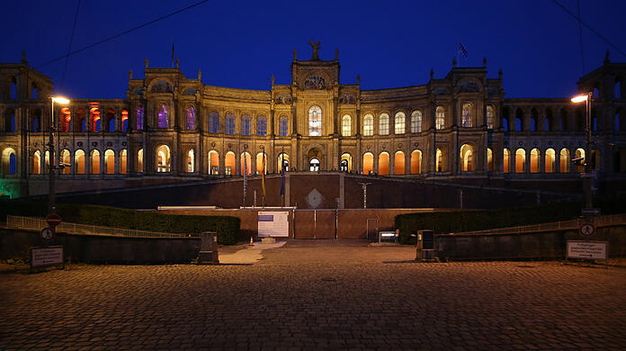 Städtebaulich perfekt platziert und zur blauen Stunde stimmungsvoll illuminiert: das Maximilianeum hoch über dem Isarufer.