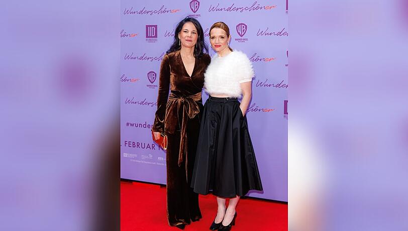 Annalena Baerbock (l.) und Karoline Herfurth bei der Premiere des neuen Films "Wunderschöner".
