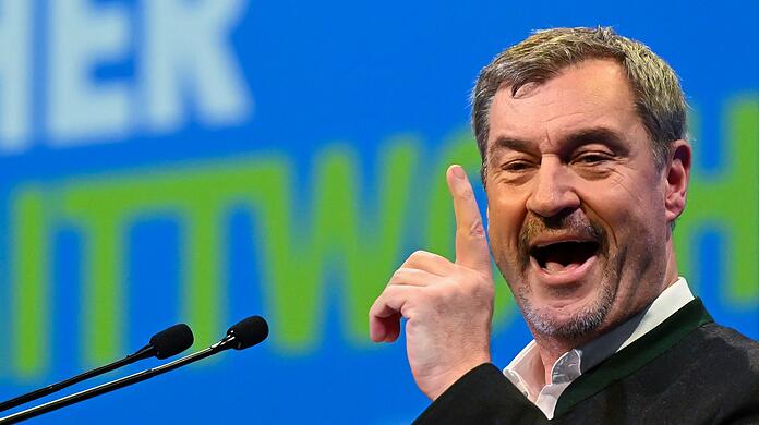 Markus Söder (CSU), Ministerpräsident von Bayern und CSU-Chef, steht beim politischen Aschermittwoch der CSU auf der Bühne. Markus Söder (CSU), Ministerpräsident von Bayern und CSU-Chef, steht beim politischen Aschermittwoch der CSU auf der Bühne.