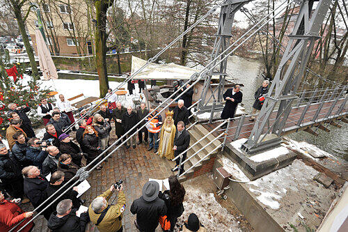 Zur Eröffnung der restaurierten Brücke schwebte auch das Nürnberger Christkind ein.