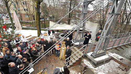 Zur Eröffnung der restaurierten Brücke schwebte auch das Nürnberger Christkind ein. Zur Eröffnung der restaurierten Brücke schwebte auch das Nürnberger Christkind ein.