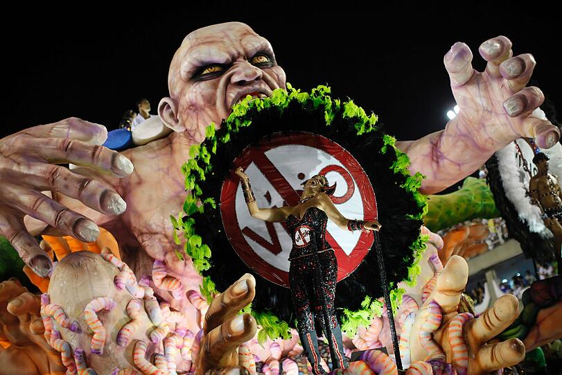 In der Stadt am Zuckerhut ist der "Carnaval 2012" auf seinem Höhepunkt: Zehntausende Tänzer, Tänzerinnen und Trommler zogen in der Nacht zum Dienstag erneut mit riesigen Motivwagen durch Rios Sambódromo an begeisterten Zuschauern vorbei - sehen Sie hier die Bilder...