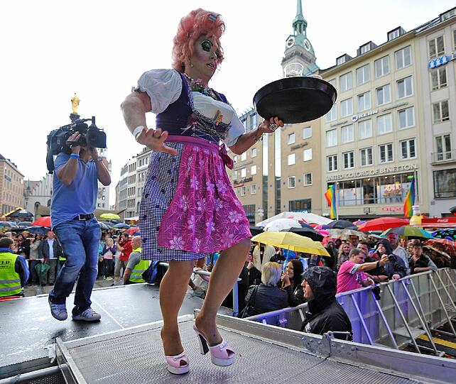 Wenn erwachsene Männer in schrillen Outfits um die Wette stöckeln, dann ist das Pumps-Race auf dem CSD - sehen Sie hier die besten Bilder von 2012.