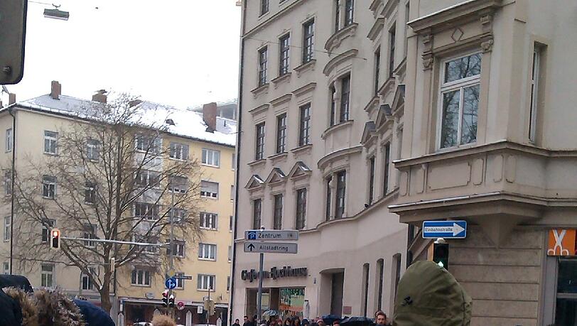 Unglaublich! Passanten schießen Fotos von der endlosen Schlange, die sich bis hinter das Café am Hochhaus zieht. Unglaublich! Passanten schießen Fotos von der endlosen Schlange, die sich bis hinter das Café am Hochhaus zieht.