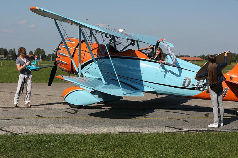 Den Laubbläser hat sich Fotograf Müller bei seinem Hausmeister geliehen. Und Schöne-Münchnerin-Redakteur Tim Wessling betätigt sich beim Shooting mit Kandidatin Annika auf dem Flugplatz Warngau als Windmacher.