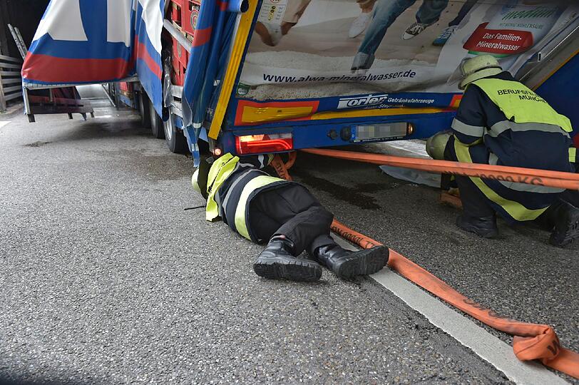 Bei der Durchfahrt der Unterführung wurde der Bierlaster regelercht rasiert.