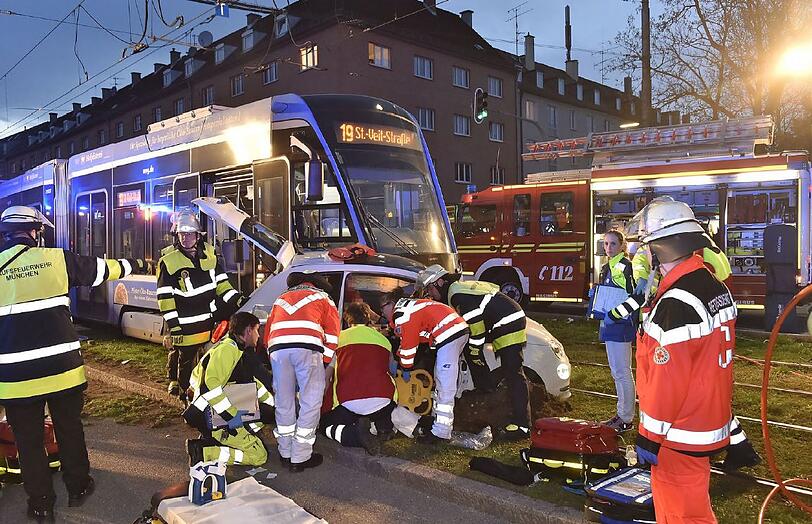 Der Fiat wurde beim Abbiegen von einer Tram gerammt. Zwei Frauen wurden schwer verletzt.