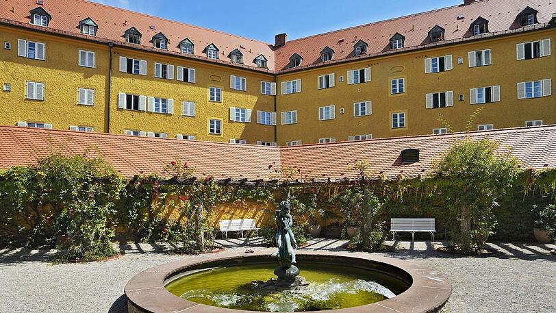Die Fassade mit Brunnen in der Borstei, eine denkmalgeschützte Wohnsiedlung im Stadtteil Moosach.