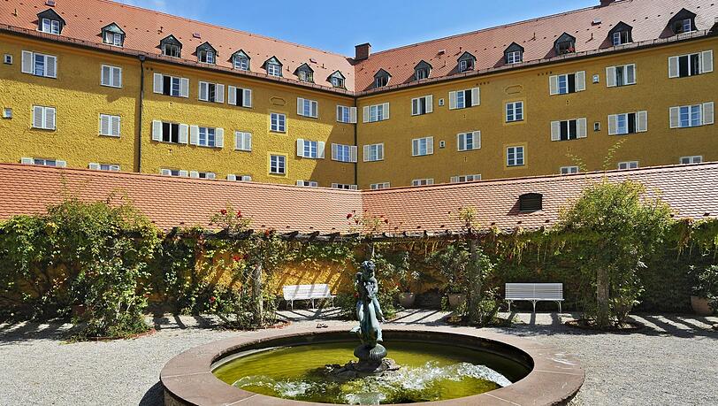 Die Fassade mit Brunnen in der Borstei, eine denkmalgeschützte Wohnsiedlung im Stadtteil Moosach. Die Fassade mit Brunnen in der Borstei, eine denkmalgeschützte Wohnsiedlung im Stadtteil Moosach.