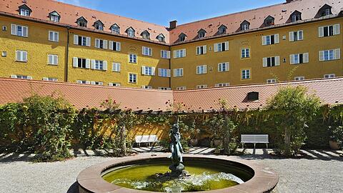 Die Fassade mit Brunnen in der Borstei, eine denkmalgeschützte Wohnsiedlung im Stadtteil Moosach.