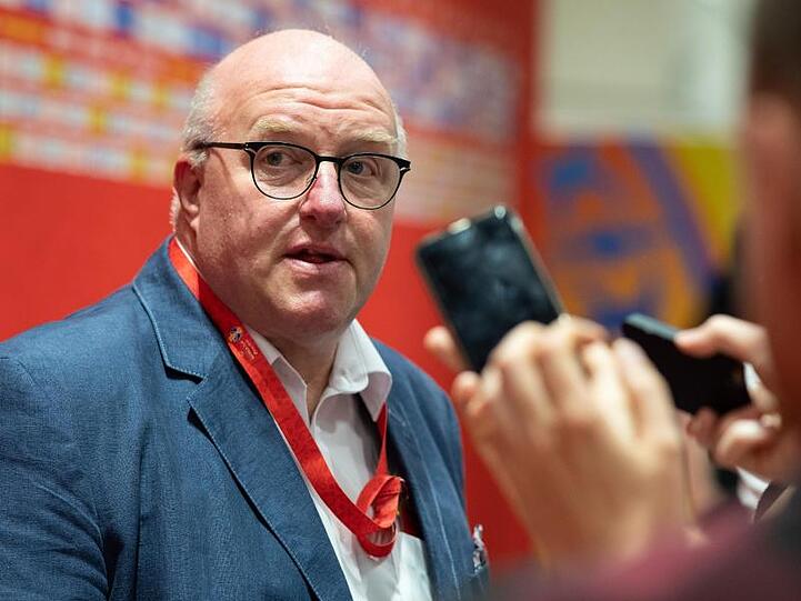 Ingo Weiss, Präsident des Deutschen Basketball Bundes, beantwortet nach dem Spiel in der Mixed-Zone Fragen.