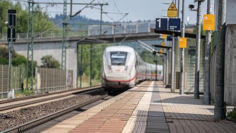 Ein Zug passiert den leeren Bahnhof im osthessischen Neuhof. An 92 Prozent der Bahnhöfe in Deutschland gibt es kein Servicepersonal.