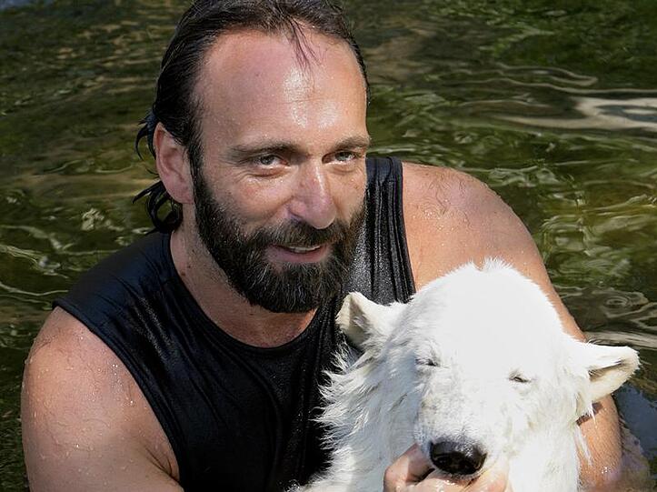 Tierpfleger Thomas Dörflein und der Eisbärenjunge Knut im vergangenen Jahr.