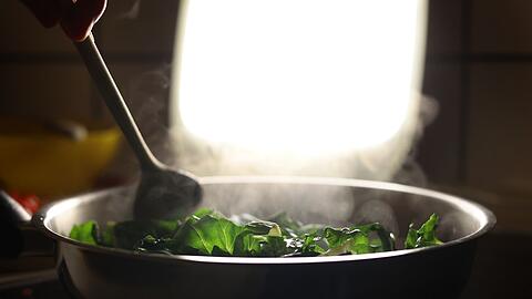 Bei "Thirst Traps" zeigen sich Influencer auf anz&uuml;gliche Art in Alltagssituationen &ndash; wie etwa beim Kochen. (Symbolbild)