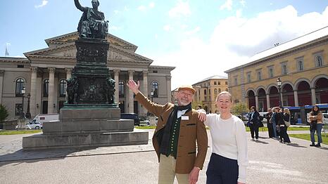 Max Richter (l.) und Barbara Feige f&uuml;hren per Tram und zu Fu&szlig; durch M&uuml;nchen und zeigen, dass Bier schon seit Jahrhunderten eng mit der Stadt verwoben ist. Los geht&rsquo;s beim Denkmal von Max I. Joseph, dem Urvater der M&uuml;nchner Bierg&auml;rten.