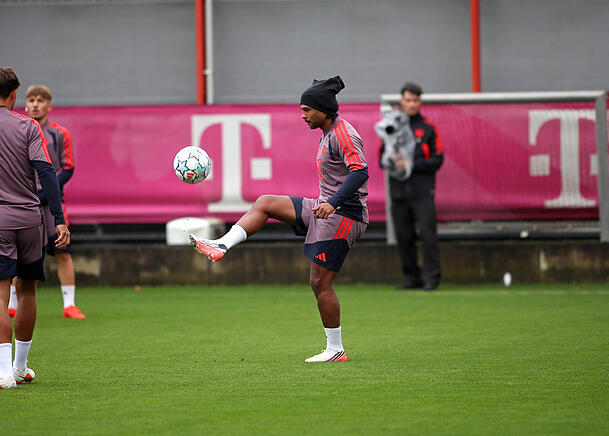 Greift mit M&uuml;tze wieder an: Gnabry.