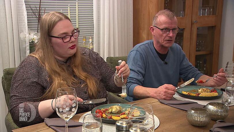 Hannelores Knoblauch-Hühnchen stößt bei Maja (links) und Hans auf große Begeisterung. Hannelores Knoblauch-Hühnchen stößt bei Maja (links) und Hans auf große Begeisterung.