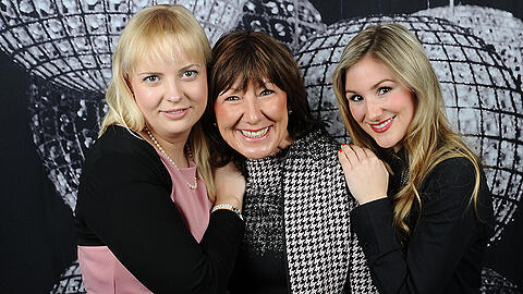 Ein wunderschönes Bild fürs Familienalbum: Petra Reiter zeigt sich mit ihren Töchtern Daniela und Martina bei einer Douglas-Party &ndash; fröhlich, innig und gleichzeitig äußerst glamourös.