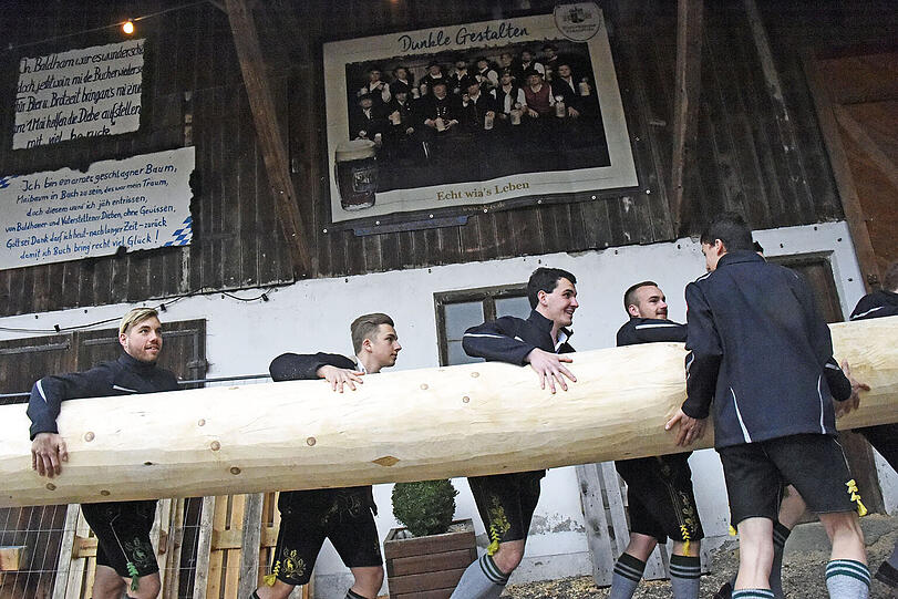 Die Triumph-Parade: Ein Bulldog samt Maibaum, zwei Feuerwehrfahrzeuge und über 30 Beteiligte marschieren am Freitag Abend in Buch ein.