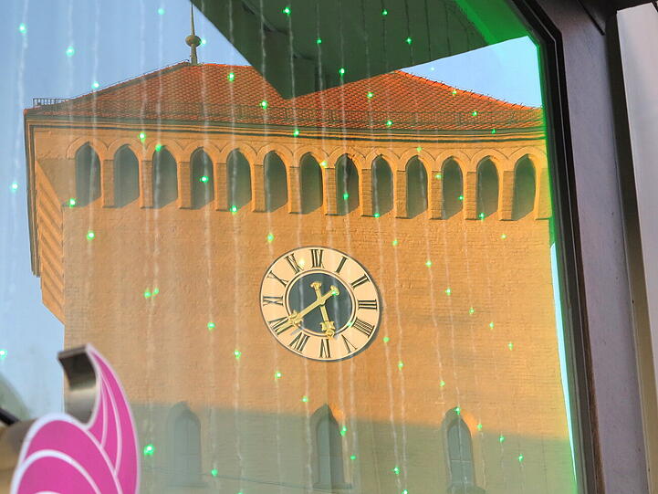 Die Uhr im Spiegel fotografiert.