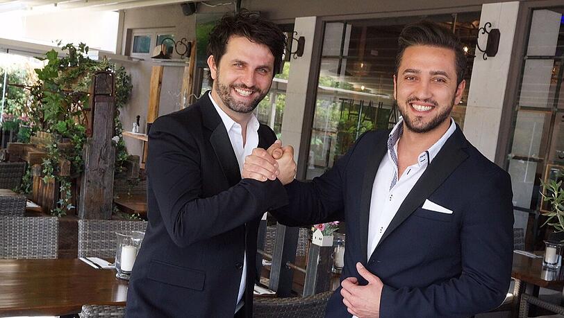 Bringen vollen Einsatz im Restaurant Thalassa: die beiden Chefs v.li. Michalis Agnantis und Vladimiros Mangasaros. Foto: Daniel von Loeper Bringen vollen Einsatz im Restaurant Thalassa: die beiden Chefs v.li. Michalis Agnantis und Vladimiros Mangasaros. Foto: Daniel von Loeper