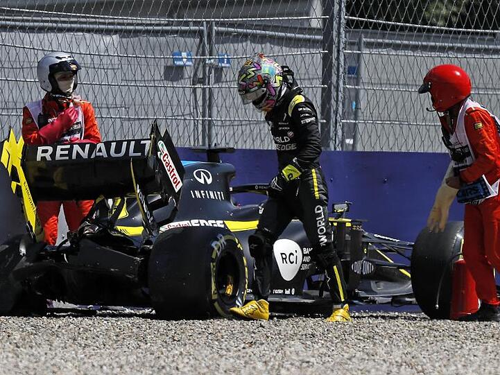 Daniel Ricciardo vom Renault F1 Team steigt aus seinem Wagen, nachdem er in Kurve neun in die Reifenstapel gekracht ist.