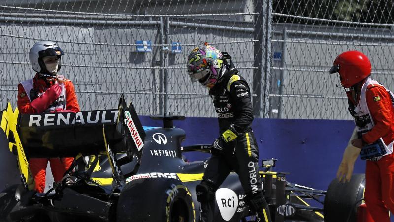Daniel Ricciardo vom Renault F1 Team steigt aus seinem Wagen, nachdem er in Kurve neun in die Reifenstapel gekracht ist. Daniel Ricciardo vom Renault F1 Team steigt aus seinem Wagen, nachdem er in Kurve neun in die Reifenstapel gekracht ist.
