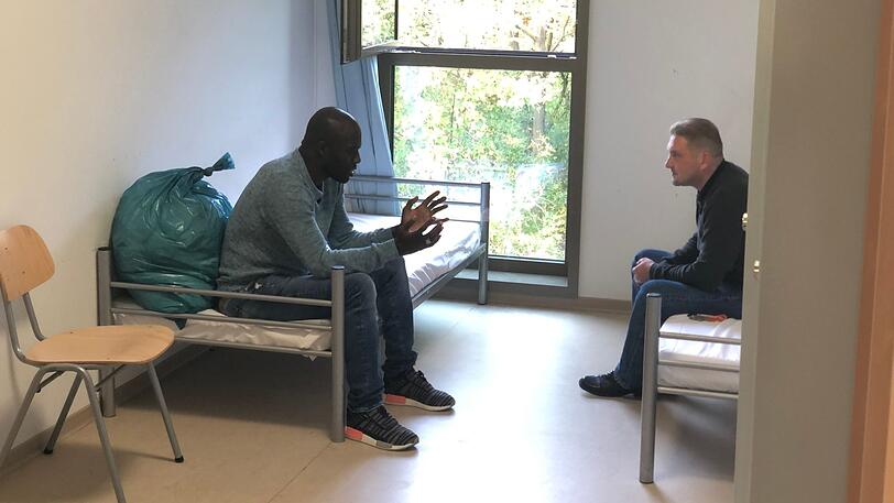 In der TV-Reihe "Abgestempelt!?" befasst sich Hans Sarpei (li.) mit Jugendkriminalität, der Flüchtlingsproblematik und Rassismus.