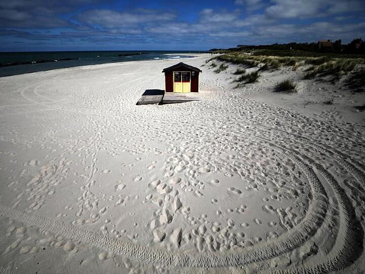 Die Hütte eines Strandkorbvermieters steht am menschenleeren Ostseestrand in Wustrow.
