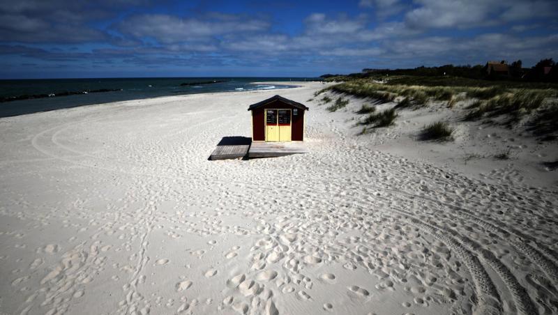 Die Hütte eines Strandkorbvermieters steht am menschenleeren Ostseestrand in Wustrow. Die Hütte eines Strandkorbvermieters steht am menschenleeren Ostseestrand in Wustrow.