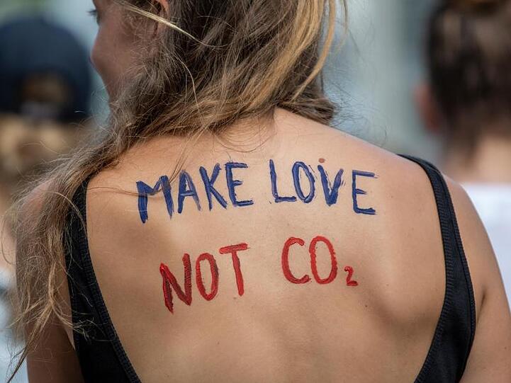Auf dem Rücken einer Teilnehmerin einer Fridays for Future Demonstration steht "Make love not CO2" geschrieben. Foto: Patrick Seeger