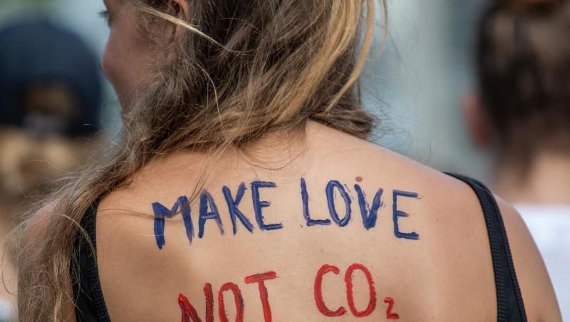 Auf dem Rücken einer Teilnehmerin einer Fridays for Future Demonstration steht "Make love not CO2" geschrieben. Foto: Patrick Seeger Auf dem Rücken einer Teilnehmerin einer Fridays for Future Demonstration steht "Make love not CO2" geschrieben. Foto: Patrick Seeger