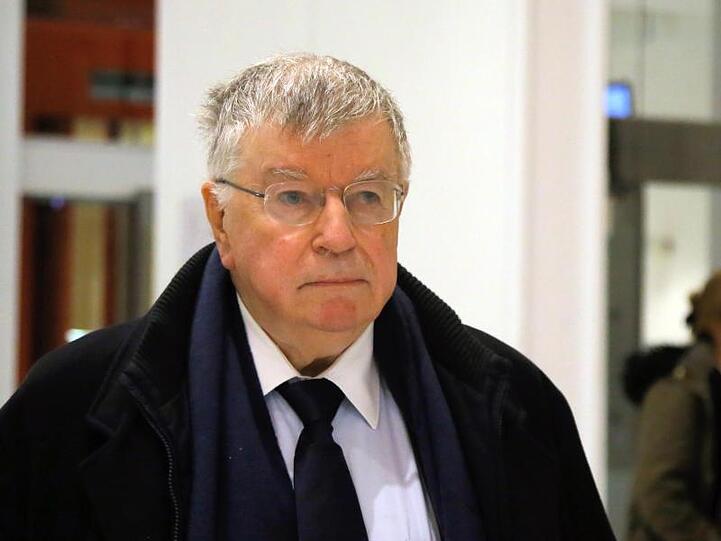 Der ehemalige France-Télécom-Vorstandsvorsitzende Didier Lombard (M) verlässt nacht seiner Verurteilung den Gerichtssaal.