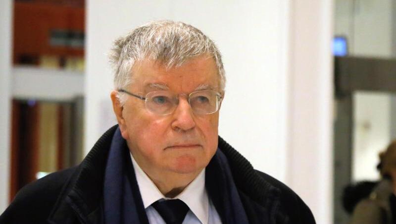 Der ehemalige France-Télécom-Vorstandsvorsitzende Didier Lombard (M) verlässt nacht seiner Verurteilung den Gerichtssaal. Der ehemalige France-Télécom-Vorstandsvorsitzende Didier Lombard (M) verlässt nacht seiner Verurteilung den Gerichtssaal.