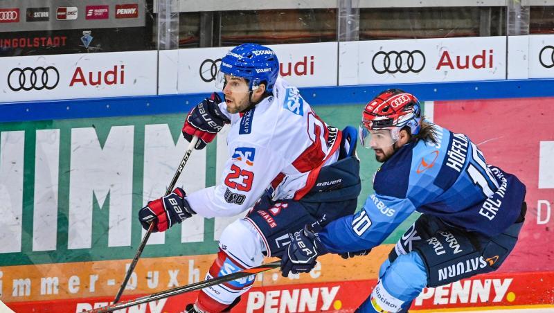 Ingolstadts Mirko Höfflin (r) im Zweikampf mit Mannheims Taylor Leier.