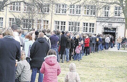 Alle wollen helfen: Über 2000 Menschen kamen zur Knochenmark-Typisierung für Emil und Luise (bayernpress)