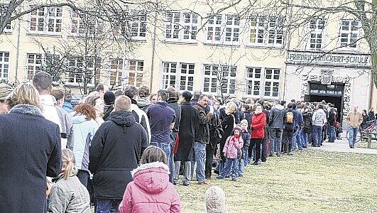 Alle wollen helfen: Über 2000 Menschen kamen zur Knochenmark-Typisierung für Emil und Luise (bayernpress) Alle wollen helfen: Über 2000 Menschen kamen zur Knochenmark-Typisierung für Emil und Luise (bayernpress)