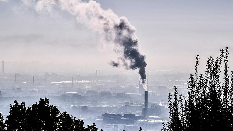 Rauch steigt aus einer Fabrik im Südosten Frankreichs.