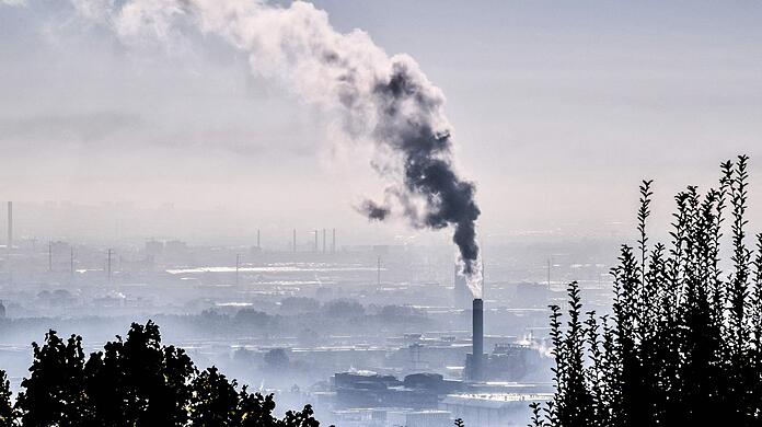 Rauch steigt aus einer Fabrik im Südosten Frankreichs.