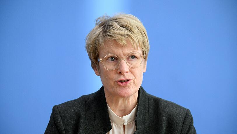 Veronika Grimm, Mitglied des Sachverständigenrats zur Begutachtung der gesamtwirtschaftlichen Entwicklung, stellt in der Bundespressekonferenz das Jahresgutachten 2023/24 vor.