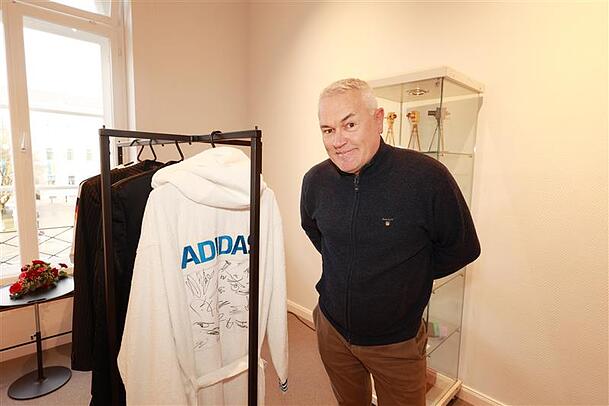 Seine Eltern haben ihn nach Udo Jürgens benannt: Udo Harms (57) will unbedingt diesen Adidas-Frotteebademantel seines Stars ersteigern. Seine Eltern haben ihn nach Udo Jürgens benannt: Udo Harms (57) will unbedingt diesen Adidas-Frotteebademantel seines Stars ersteigern.