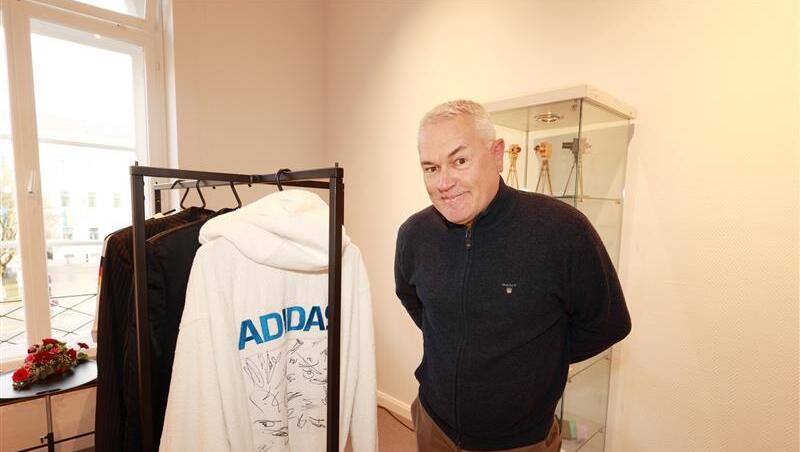 Seine Eltern haben ihn nach Udo Jürgens benannt: Udo Harms (57) will unbedingt diesen Adidas-Frotteebademantel seines Stars ersteigern.