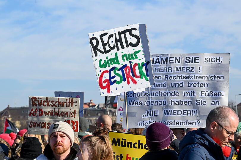 Zahlreiche Demonstranten brachten Schilder, Fahnen und Transparente mit.