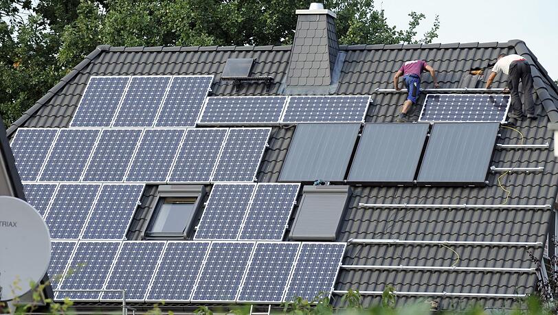 2025 sind nur noch etwas mehr als halb so viele neue Photovoltaikanlagen auf D&auml;chern installiert worden, wie 2023. (Symbolbild)